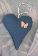 TTCOE1 - Coeur décoratif lin vert signé papillon