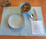 WTSE058 - Set de table en lin bleu ciel à poche brodée d'une alsacienne
