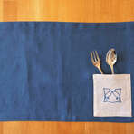 WTSE55ALS - Set de table en lin bleu indigo à poche brodée d'une alsacienne