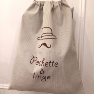 sac à linge brodé pour homme avec écrit : pochette à linge