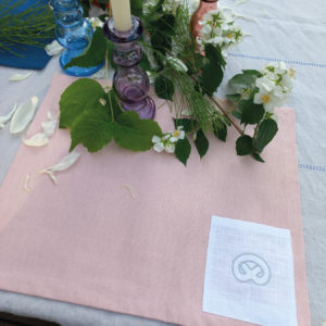 set de table alsacien en lin rose brodé bretzel