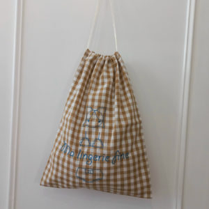 Sac à linge brodé sur vichy ocre