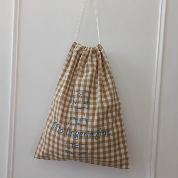 Sac à linge brodé sur vichy ocre