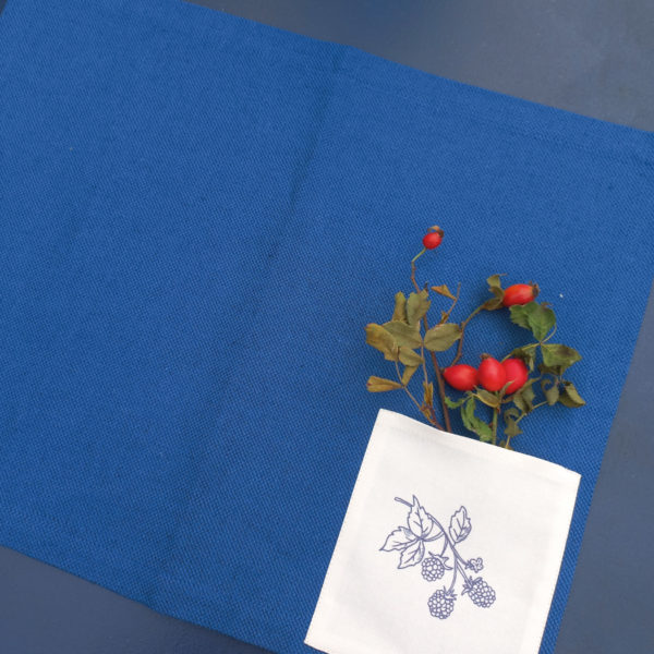 Set de table en lin indigo à poche imprimée de mûres – Image 4