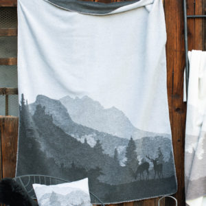 plaid cerfs devant la montagne
