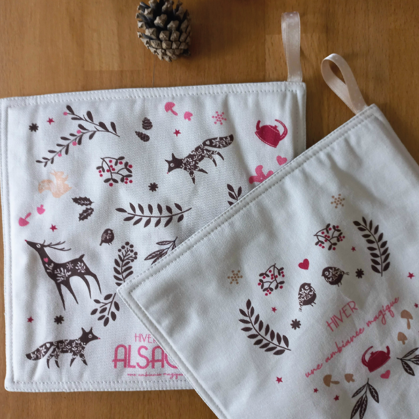 Manique aux animaux et sapin de Noël ambiance rouge – Image 2