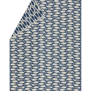 Plaid d'été léger et agréable illustré de sardines dans les coloris blancs et bleus. Plaid reversible et doux.