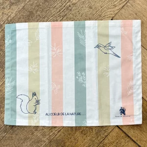 Set de table aux grosses rayures colorées. Il est ambiance dans la nature avec des illustrations d'animaux.