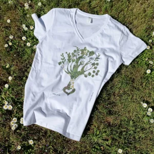 Tee shirt femme illustrant un arbre de vie dans les coloris verts