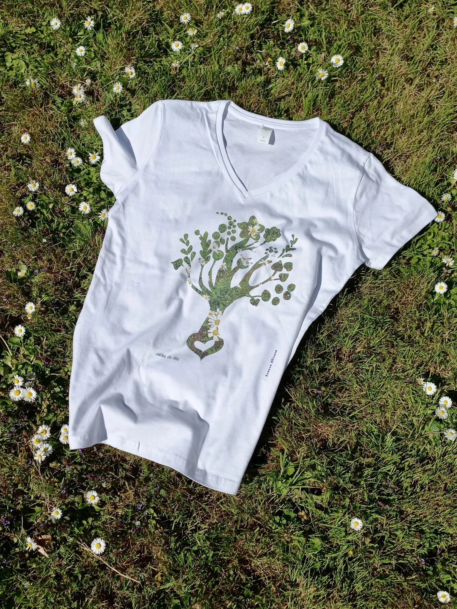 Tee shirt femme illustrant un arbre de vie dans les coloris verts