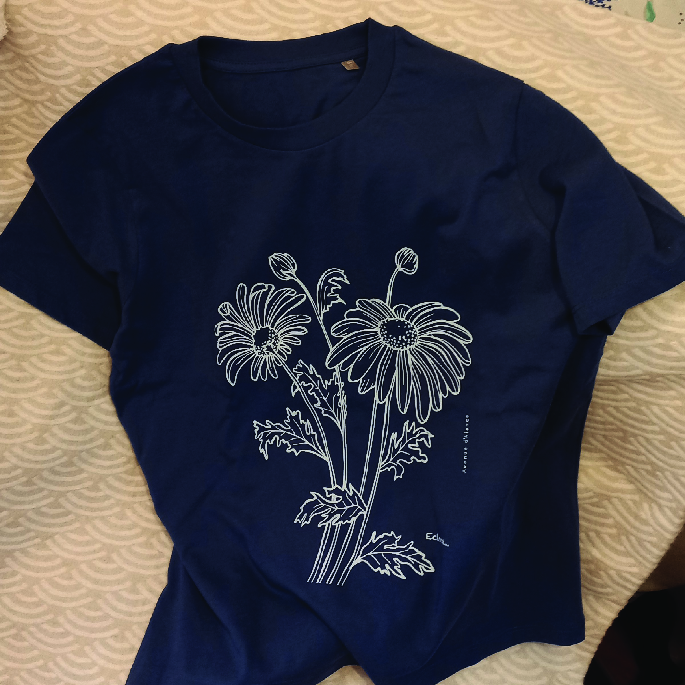 Tee-shirt bleu "marguerites"