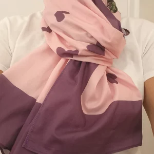 foulard coeurs coloris prune fond rose