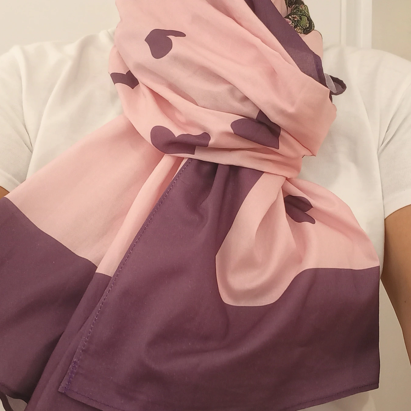 foulard coeurs coloris prune fond rose
