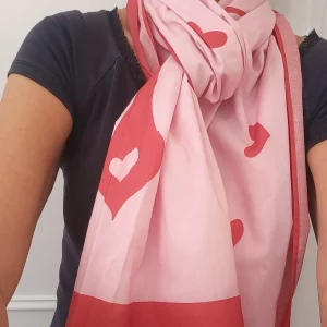foulard imprimé de coeurs rouges fond rose